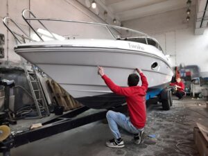 Oklejanie łodzi motorowej Windy 26