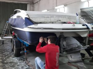 Oklejanie łodzi motorowej Windy 26