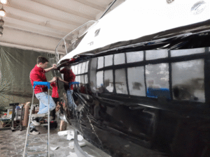 Oklejanie łodzi Chaparral