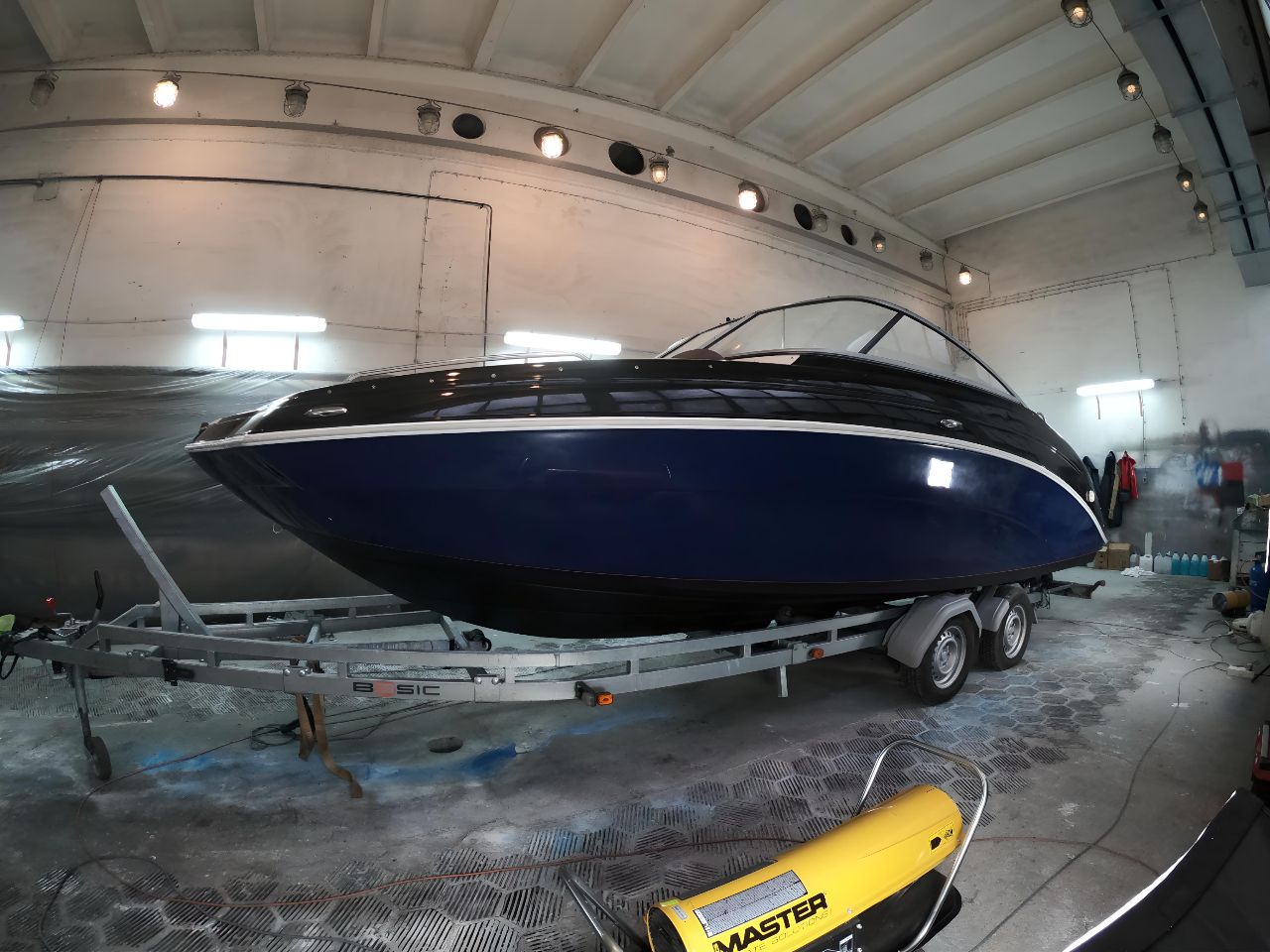 Łódź motorowa Yamaha 242 przed oklejeniem