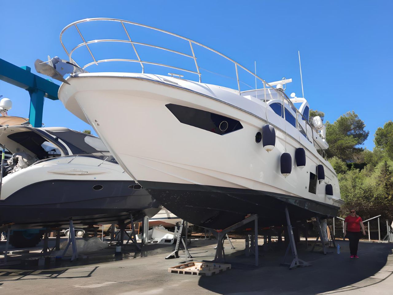 Łódź Azimut 50 przed oklejeniem 