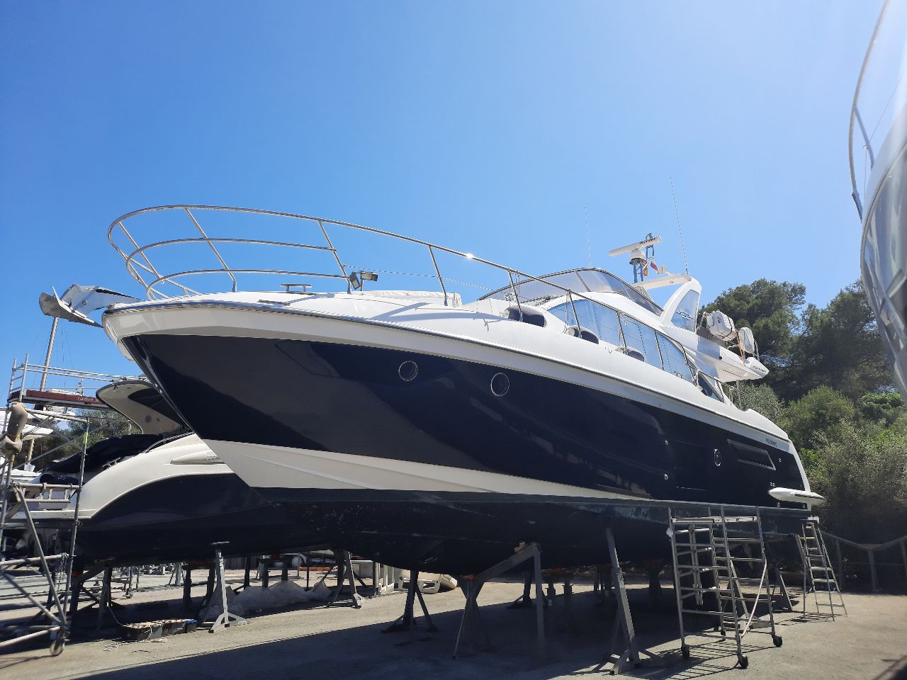 Łódź Azimut 50 przed oklejeniem 