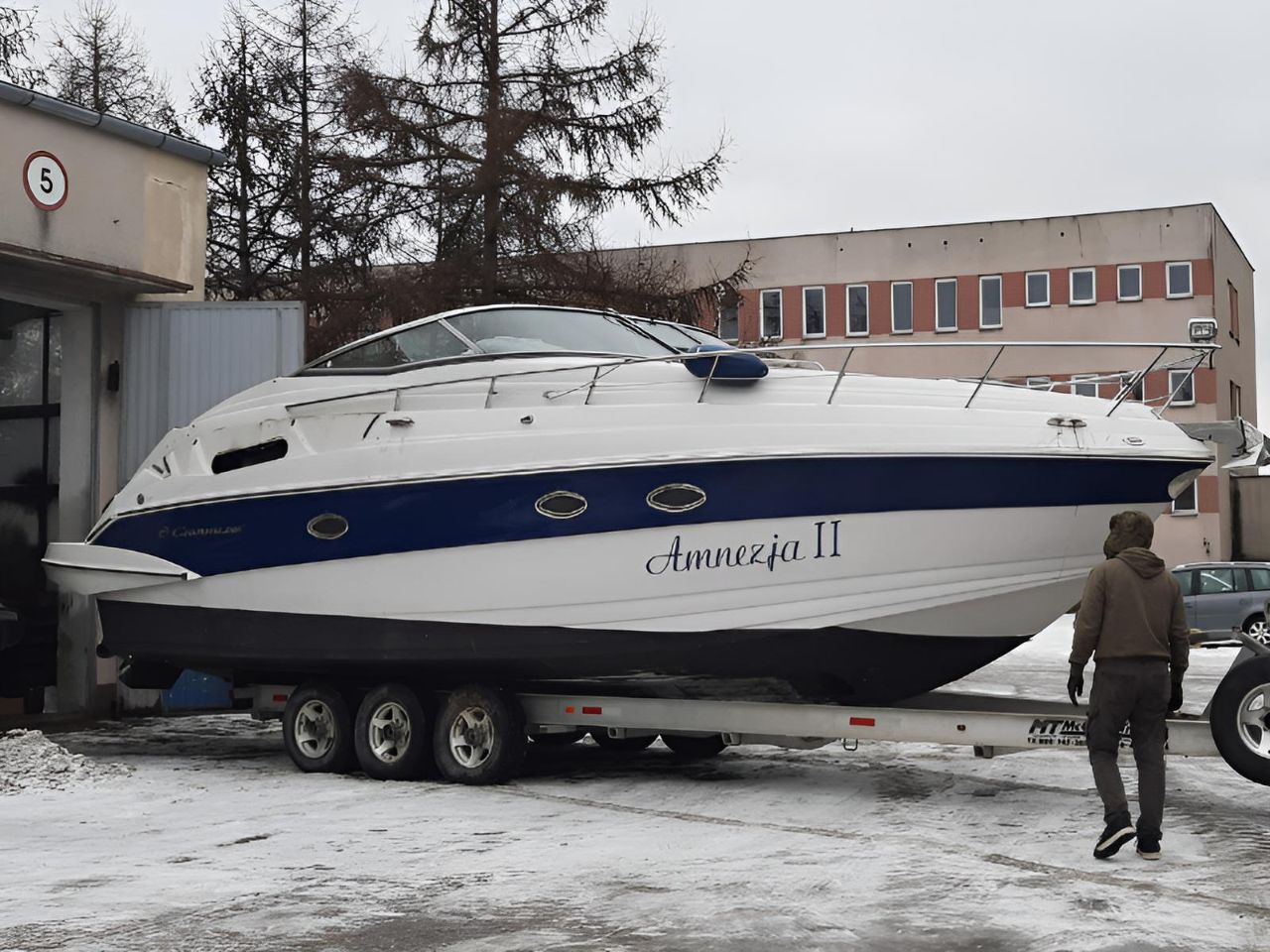 Łódź Crowline 320 przed oklejeniem 