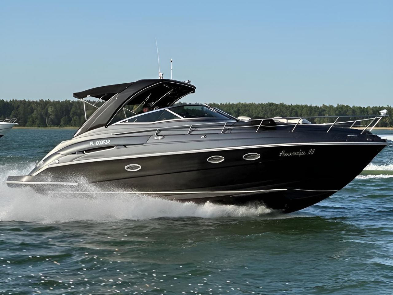 Łódź Crowline 320 przed oklejeniem 