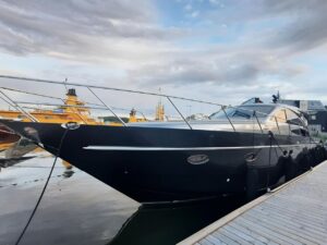 Princess V65 po oklejeniu