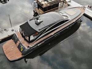 Oklejona łódź Princess V65