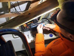 Montaż liter LED na łodzi Princess V65