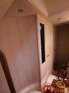 Oklejenie mebli na łodzi Princess V65