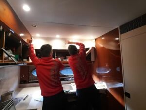 Oklejenie mebli na łodzi Princess V65