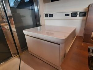 Oklejenie mebli na łodzi Princess V65