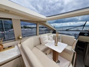 Oklejenie wnętrz na łodzi Princess V65