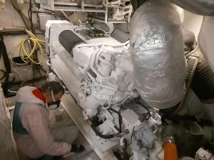 Prace przy łodzi Princess V65