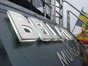 Montaż liter LED na łodzi Princess V65