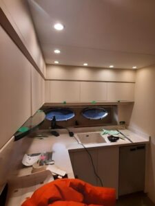 Oklejenie wnętrz na łodzi Princess V65